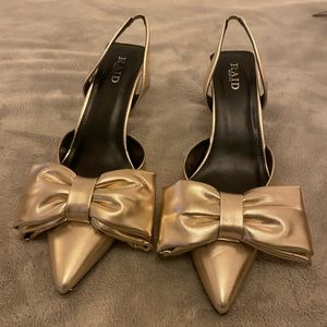 BRAND NEW Raid Gold Bow Heels Size 10 Wide